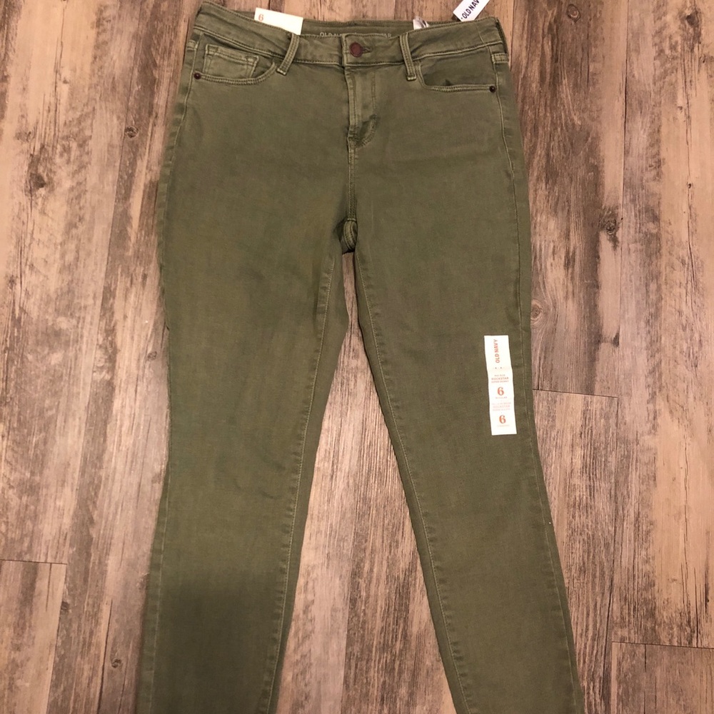 New w/ tags. Old navy size 6 green jeans.